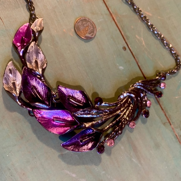 💜 Purple Calla Lilies Leaf Spray & Crystals Silver Tone Statement Necklace 💜 - Picture 5 of 7